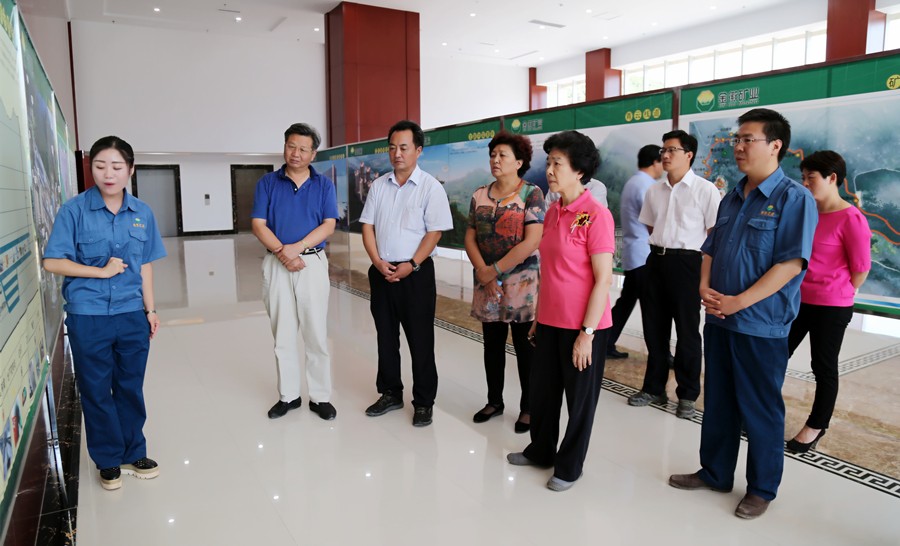 1-2015年8月，全國政協(xié)副主席、中國科學(xué)院院士王志珍一行蒞臨金徽股份調(diào)研。.jpg