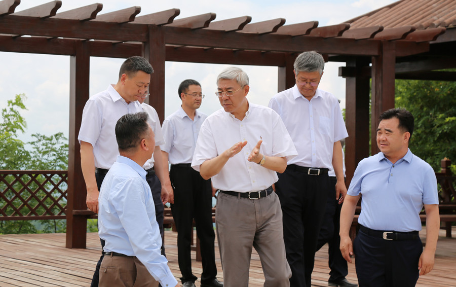 7-2021年7月，中共中央委員、時任甘肅省委書記尹弘蒞臨金徽股份調(diào)研指導(dǎo)防災(zāi)減災(zāi)和綠色礦山建設(shè)情況。.jpg