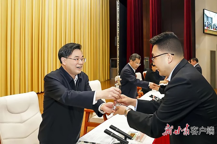 2-2023年5月，省委書記、省人大常委會主任胡昌升為金徽礦業(yè)旅游景區(qū)授“全省文化旅游發(fā)展突出貢獻(xiàn)集體獎”。.jpg