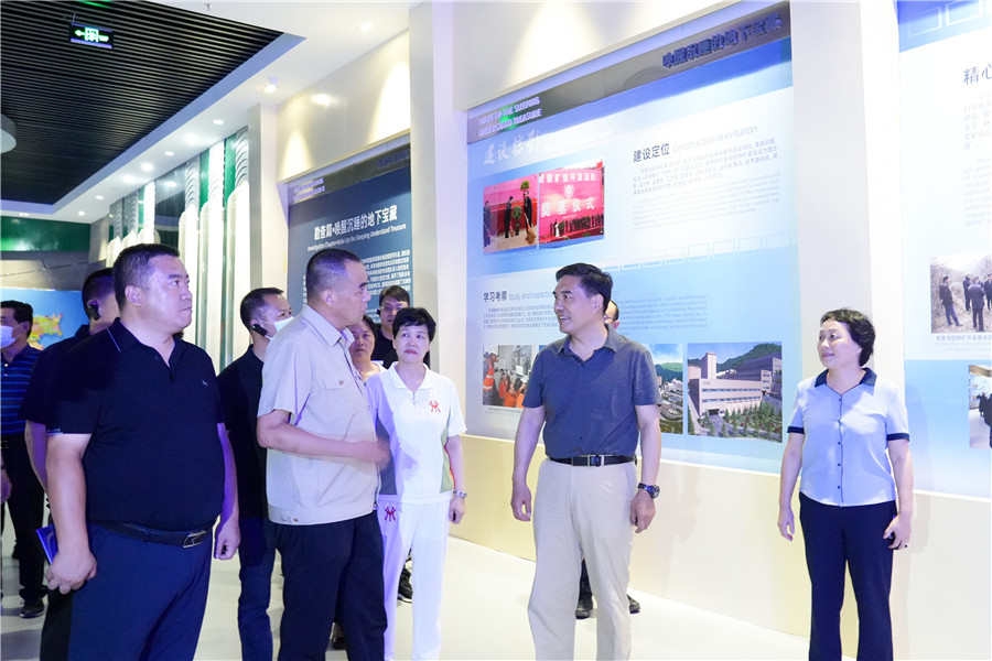 12-2022年8月，省委常委、省委統(tǒng)戰(zhàn)部長孫雪濤帶領(lǐng)帶領(lǐng)全省黨外代表人士考察團(tuán)蒞臨金徽股份調(diào)研指導(dǎo)。.jpg