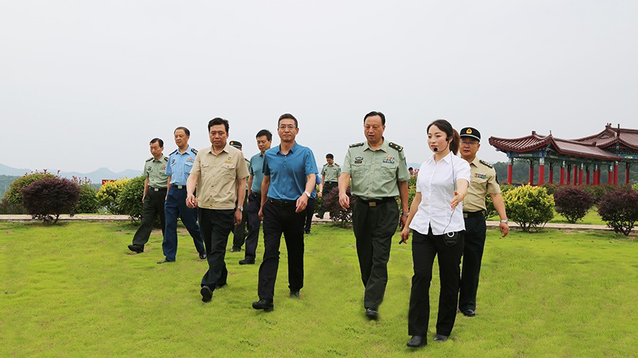 17-2020年7月，省委常委、省軍區(qū)司令員王文清蒞臨金徽股份調(diào)研企業(yè)編兵和綠色礦山建設(shè)工作是表示：金徽股份將民兵作為企業(yè)應(yīng)急救援力量的一員，充分發(fā)揮了民兵作用，立起了在企業(yè)編兵的標(biāo)桿。.jpg