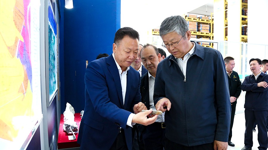 33-2021年5月，隴南市委書記張珂兵蒞臨礦區(qū)調(diào)研尾礦庫治理及綠色礦山建設(shè)情況。.jpg