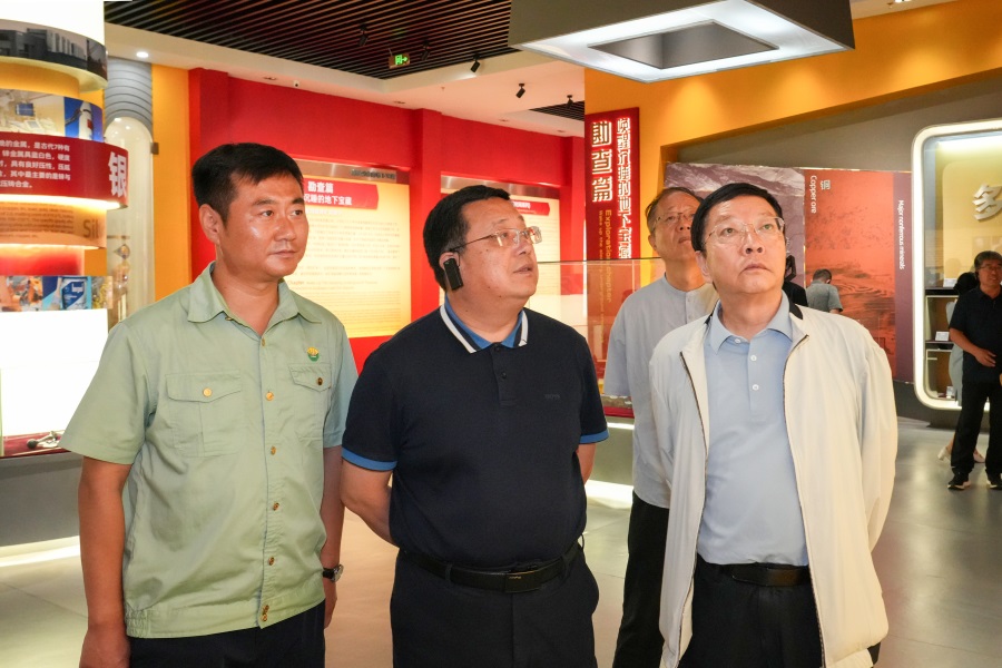 2024.06.23全國政協(xié)委員、 陜西省政協(xié)副主席、民建陜西省委會主委李忠民蒞臨金徽股份調(diào)研.jpg