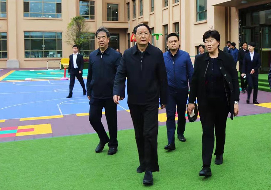 5.2018年4月，時任省政協(xié)主席、黨組書記歐陽堅蒞臨金徽企業(yè)視察-900.jpg
